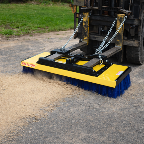 balai-pousseur-chariot-elevateur-balaitou