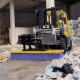 Balai pousseur pince à balle Balaitou pour centre de tri et recyclage