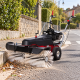 Balayeuse thermique Honda GXV 160 de 120 cm balayant des feuilles et poussières sur un parking extérieur